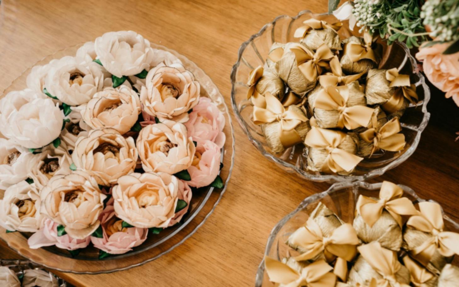 Світлове обладнання на концертній сцені під час налаштування